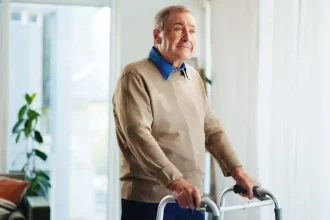 un senior avec un déambulateur