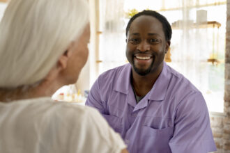 Maintien à domicile à Poitiers : ce que les seniors doivent savoir sur les services à la personne